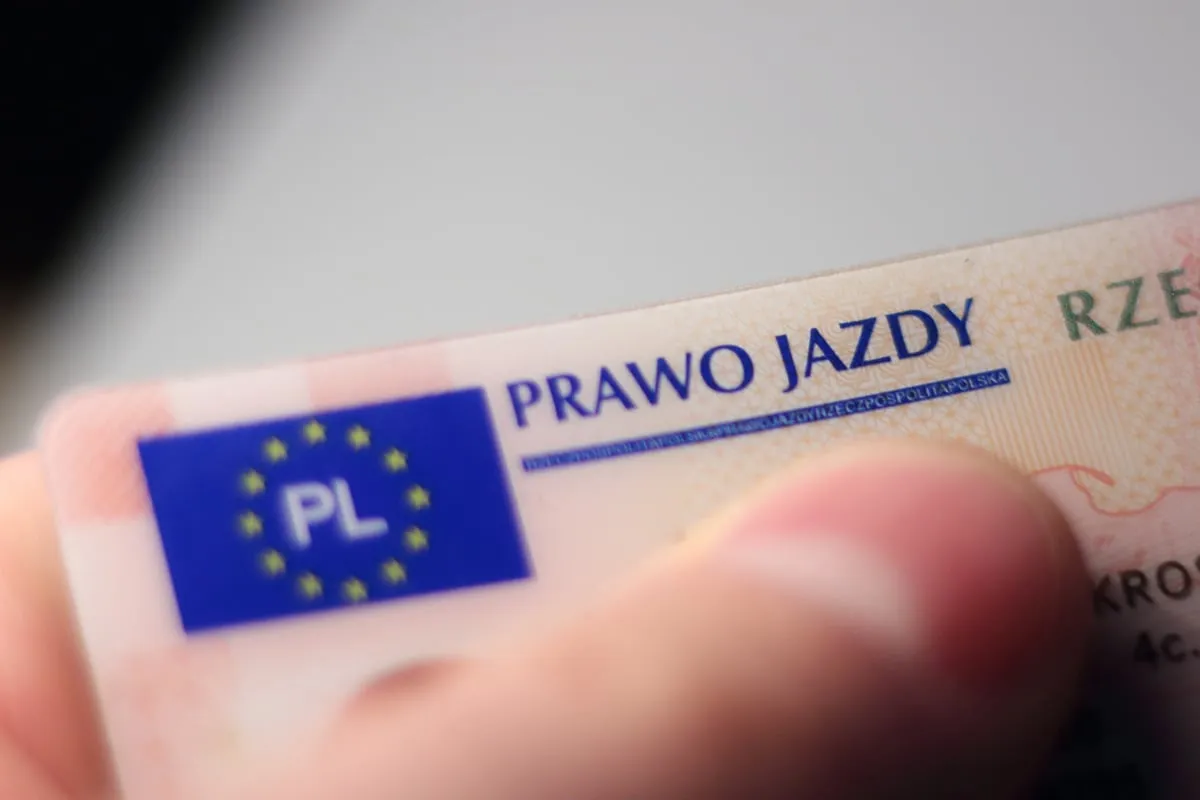 Zdjęcie Ile kosztuje prawo jazdy C+E? Sprawdź ceny i ukryte koszty