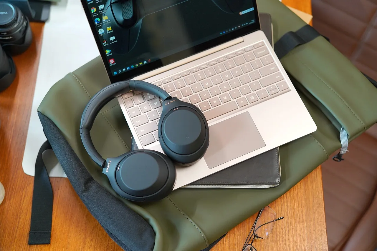 Zdjęcie Jak podłączyć słuchawki przewodowe do laptopa: 6 prostych kroków