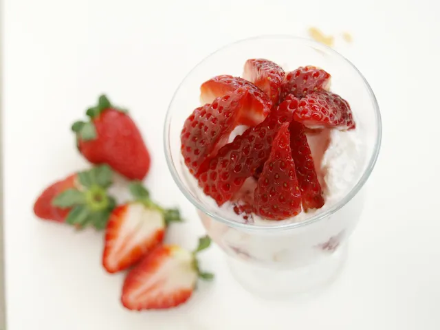 Zdjęcie Jak zrobić deser pavlova w pucharku – szybki i efektowny przepis