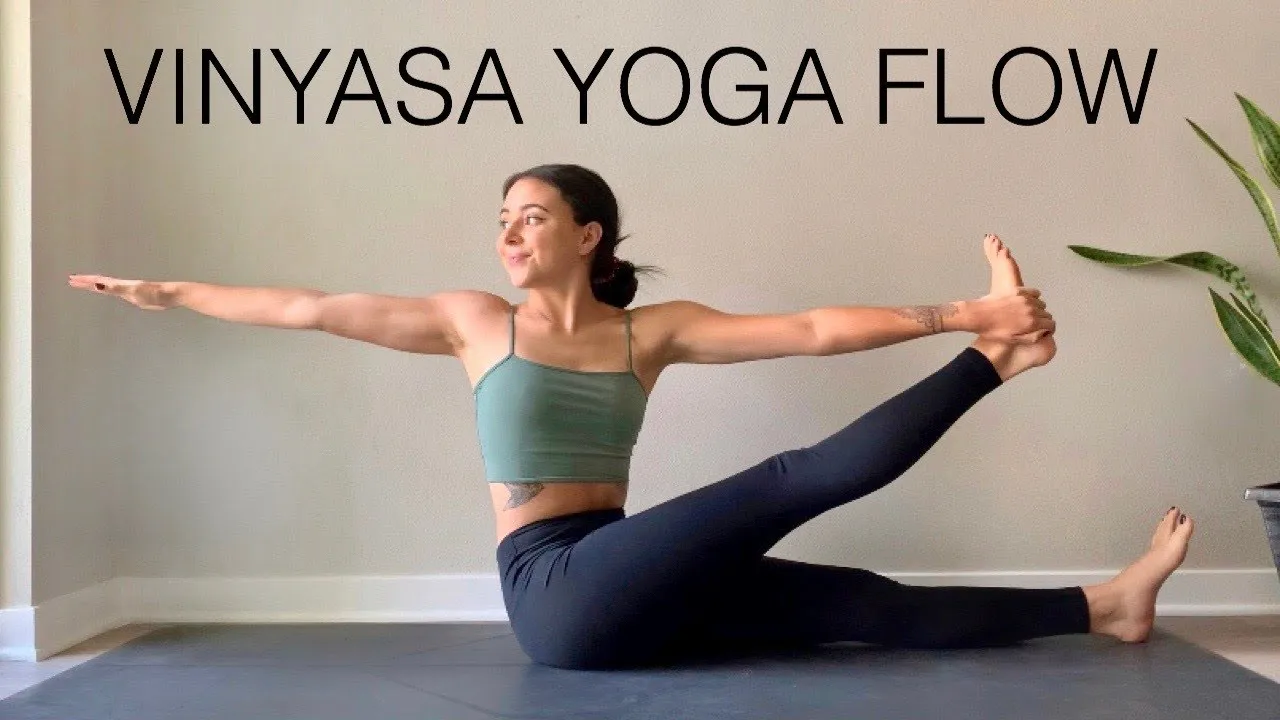 Zdjęcie Vinyasa flow joga co to jest? Proste wyjaśnienie, korzyści i ćwiczenia dla początkujących