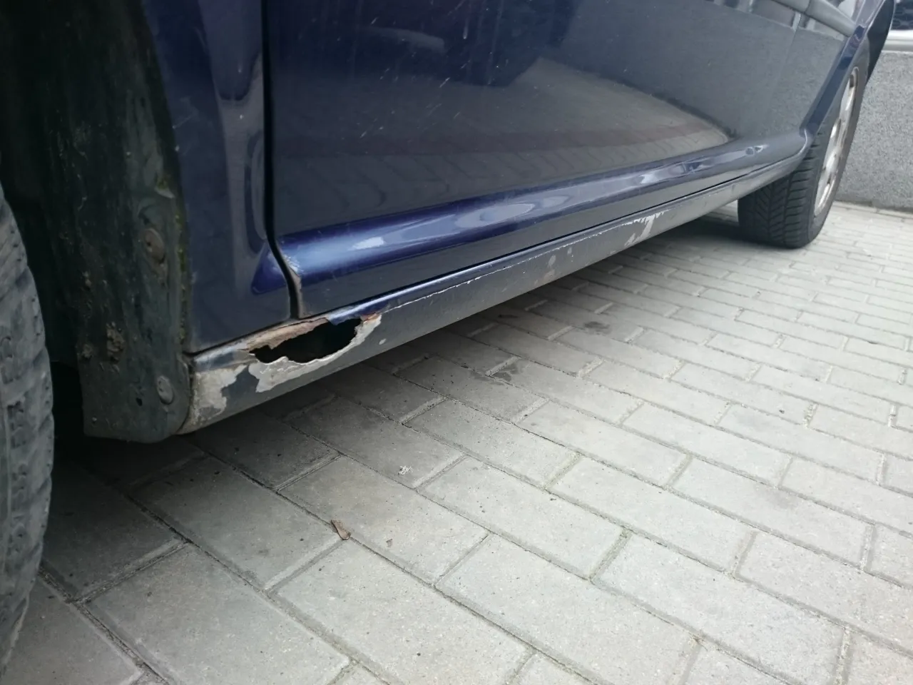 Zdjęcie Jak załatać dziurę w progu samochodu - uniknij kosztownych napraw