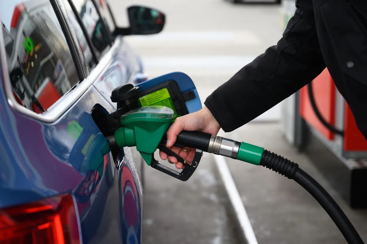 Zdjęcie Ropa to benzyna czy diesel? Odkryj kluczowe różnice i wybór paliwa