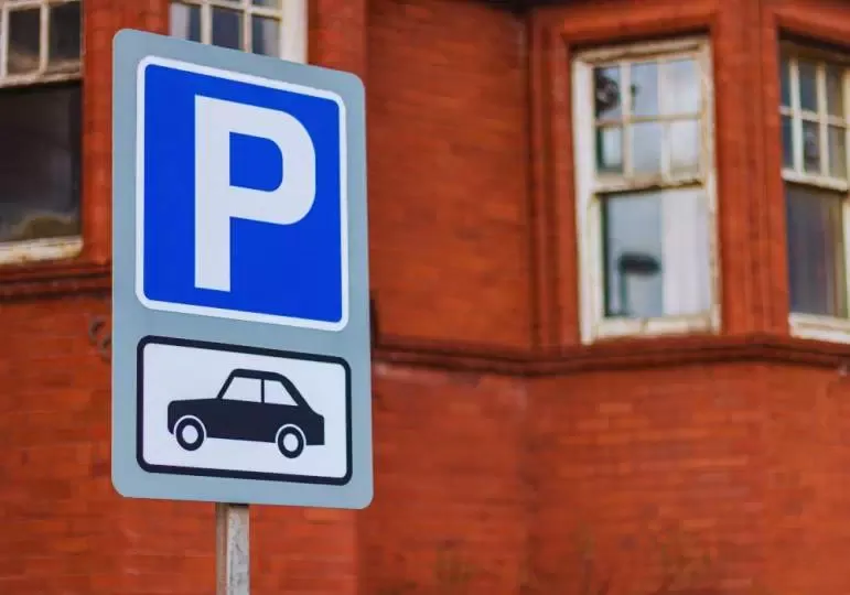 Zdjęcie Czy można parkować tyłem do budynku? Sprawdź przepisy i konsekwencje