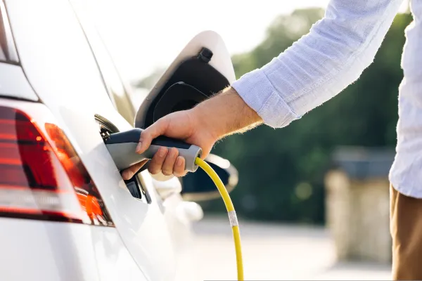 Zdjęcie Jak często i jak długo ładować samochód elektryczny, aby oszczędzać?