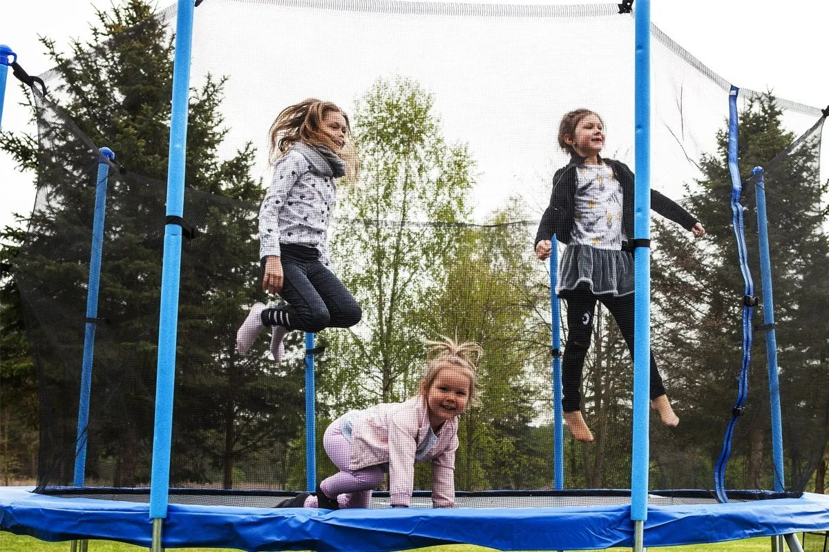 Zdjęcie Czy trampolina jest zdrowa dla dziecka? Sprawdź zagrożenia i korzyści