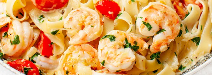 Zdjęcie Jak zrobić krewetki z makaronem w sosie – prosty przepis na obiad