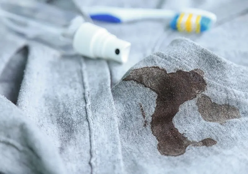 Zdjęcie Jak usunąć smar z bluzy? Sprawdzone metody na trudne plamy