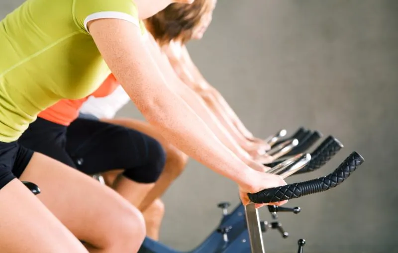 Zdjęcie Ile kalorii spalisz jeżdżąc 20 km na rowerze stacjonarnym? Zaskakujące wyniki!