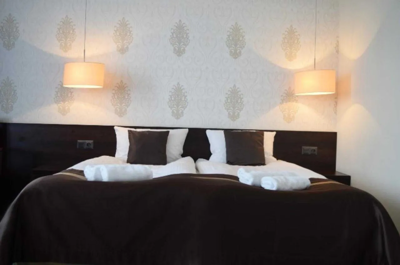 Zdjęcie Niepełnoletni w hotelu: Czy możesz wynająć pokój? Poradnik 2024