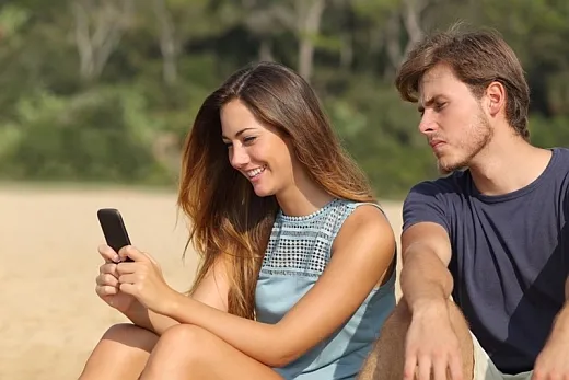 Zdjęcie Jak rozkochać kobietę przez SMS i uniknąć nieporozumień w relacji