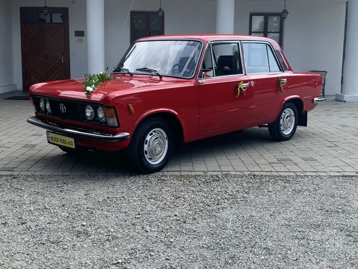 Zdjęcie Czerwony Fiat 125p: Ikona polskiej motoryzacji i kultury PRL