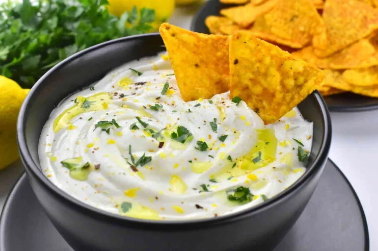 Zdjęcie Serowy dip do nachos z 4 składników! Milion smaków w jednej misce