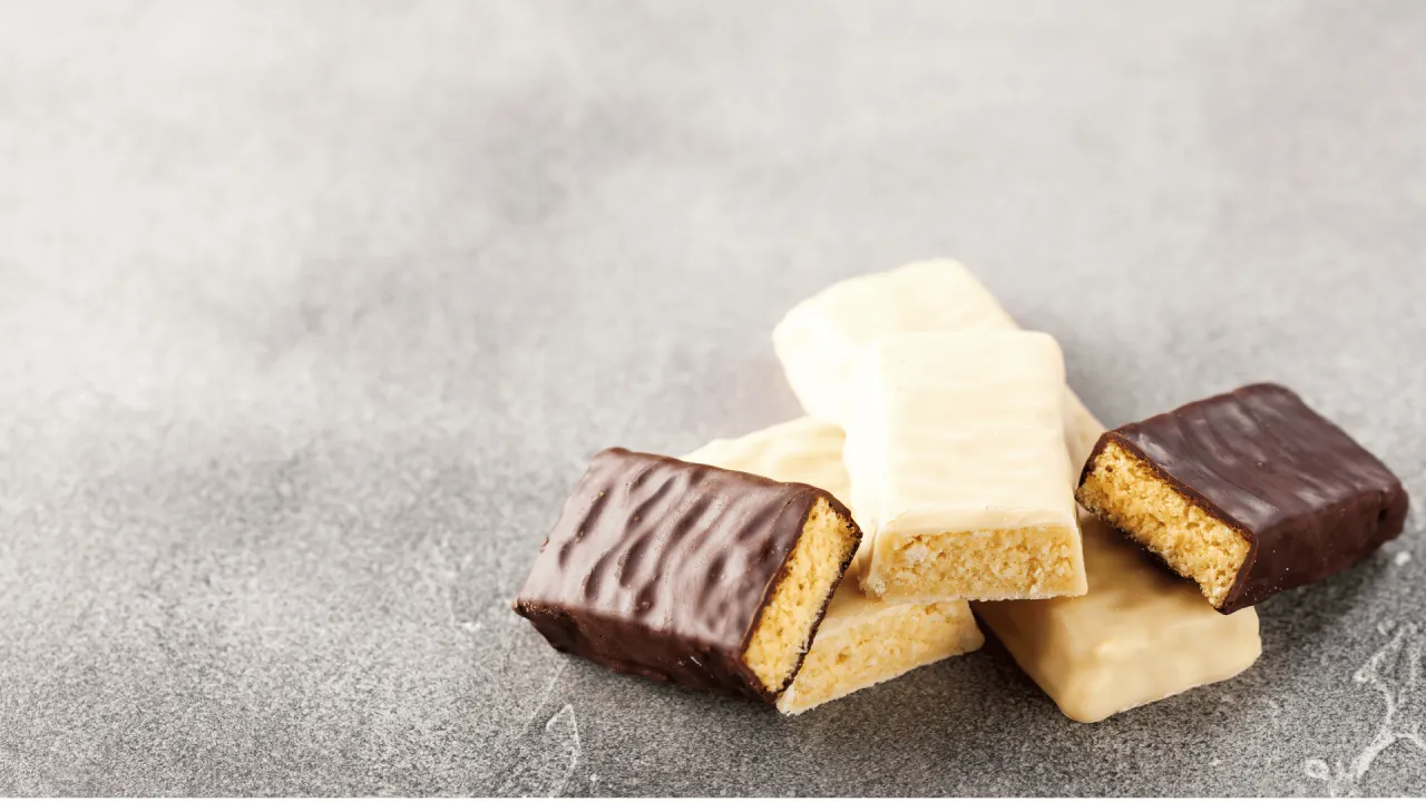 Zdjęcie Czy batony proteinowe tuczą? Sprawdź, jak wpływają na wagę