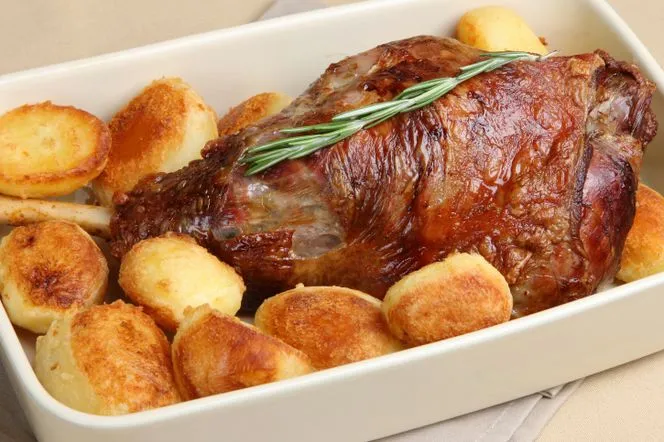 Zdjęcie Jak długo piec jagnięcinę w rękawie, aby była soczysta i aromatyczna