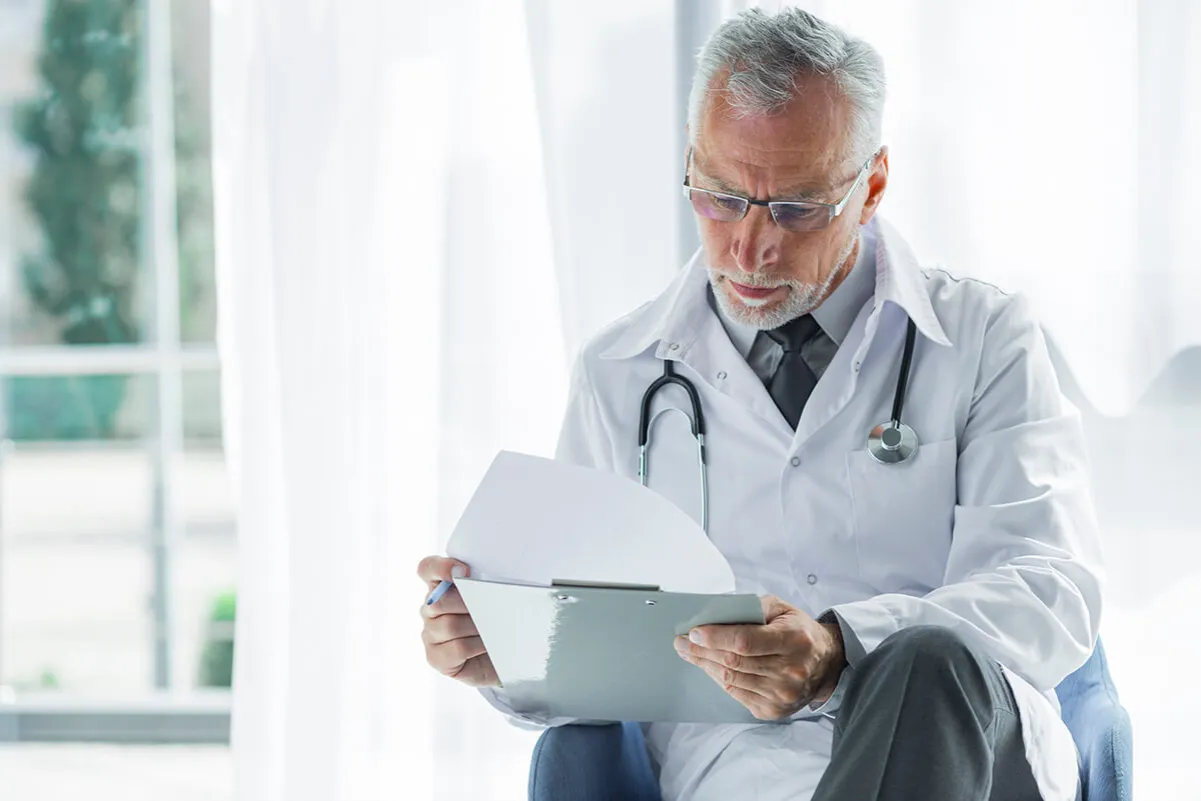 Zdjęcie Czy psychiatra to lekarz? Poznaj jego kwalifikacje i rolę w zdrowiu psychicznym