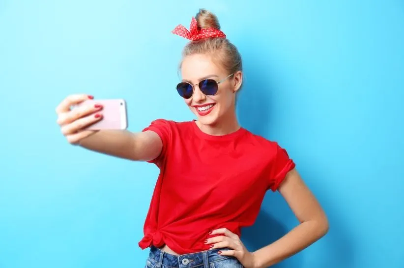 Zdjęcie Jakie spodnie do czerwonej bluzy – stylowe i modne połączenia na każdą okazję