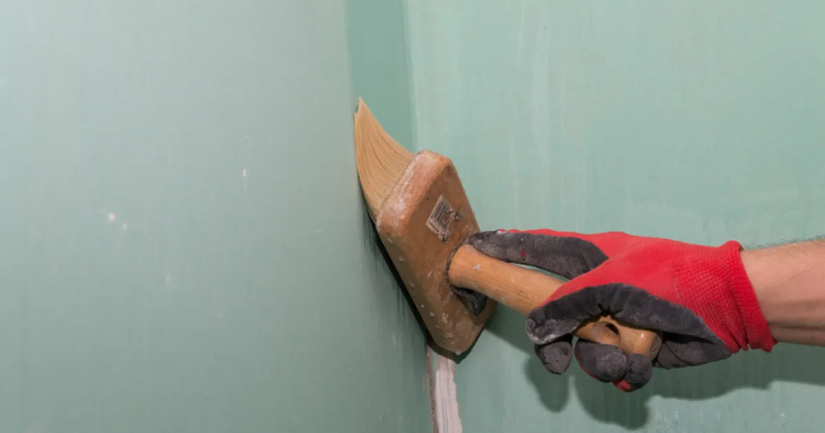 Zdjęcie Czy gruntować tynk gipsowy pod gładź? Kluczowe informacje dla trwałego wykończenia