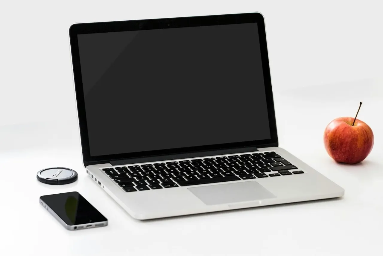Zdjęcie Ile prądu bierze laptop? Zaskakujące fakty o zużyciu energii