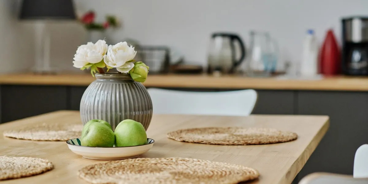 Zdjęcie Jak zabezpieczyć stół przed zarysowaniem? Skuteczne metody i porady