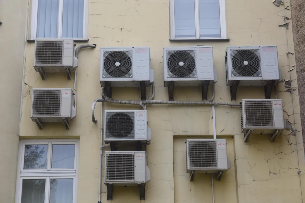 Zdjęcie Czy można zamontować klimatyzację w bloku? Sprawdź ważne zasady i koszty