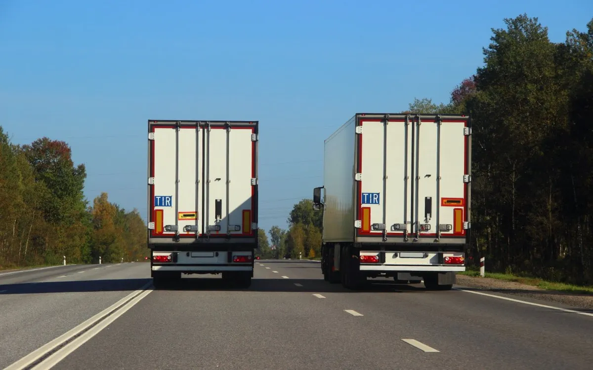 Zdjęcie Wyprzedzanie ciężarówek na autostradzie: nowe przepisy i kary