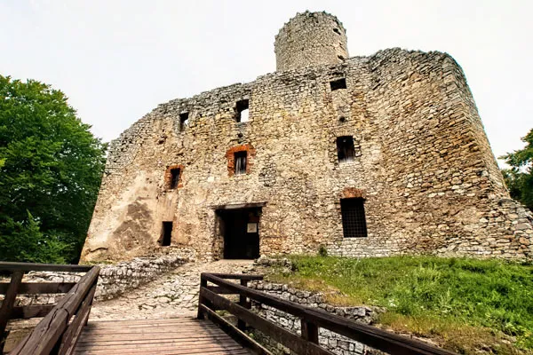 Zdjęcie Zamek w Lipowcu: Fascynująca historia i atrakcje turystyczne czekają