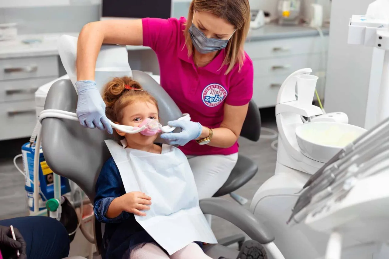 Zdjęcie Jak działa gaz rozweselający u dentysty i jak zmniejsza ból?