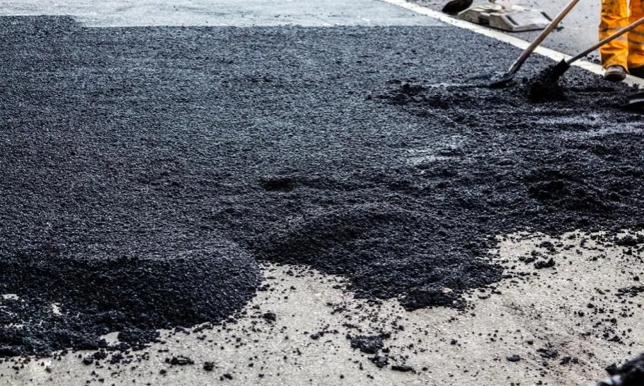 Zdjęcie Asfalt na zimno jak stosować - uniknij błędów przy naprawie ubytków