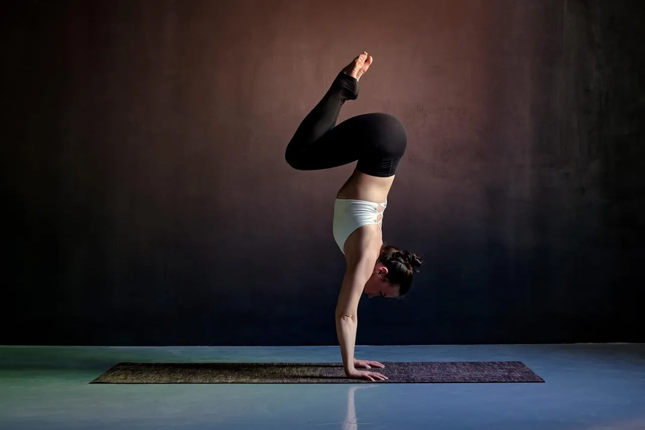 Zdjęcie Vinyasa flow joga co to jest i jakie ma korzyści dla ciała