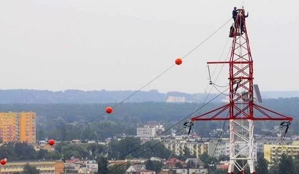 Zdjęcie Po co kule na kablach wysokiego napięcia? Klucz do bezpieczeństwa lotniczego