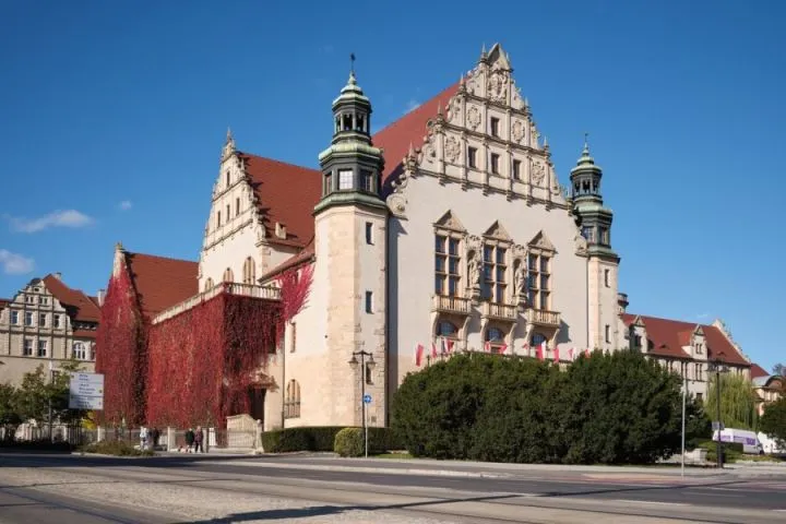Zdjęcie Uniwersytet im. Adama Mickiewicza w Poznaniu - lokalizacja i oferta edukacyjna
