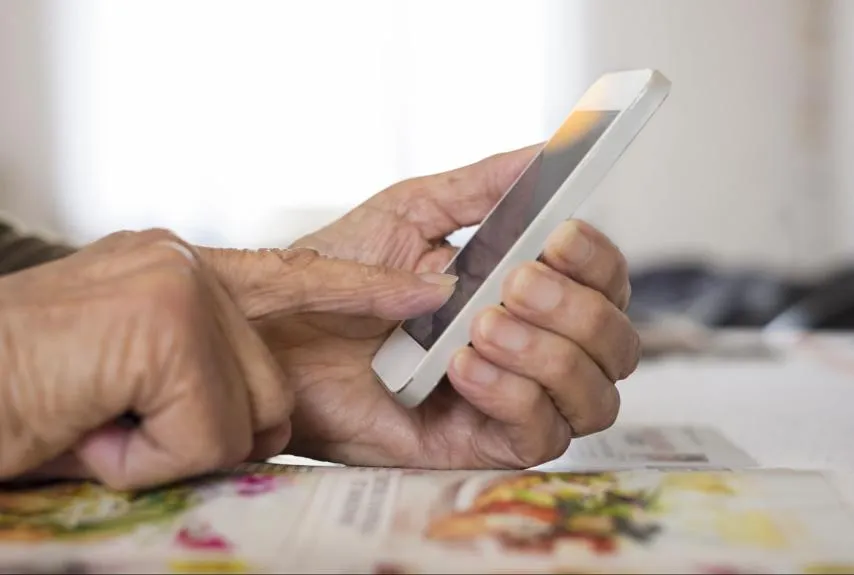 Zdjęcie Jaki telefon dla starszej osoby? Oto modele, które ułatwią życie