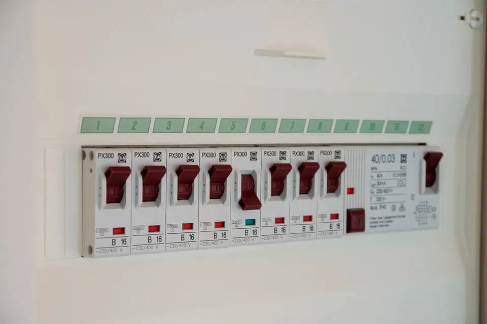 Zdjęcie Co to jest bezpiecznik i jak może uratować twoje urządzenia elektryczne