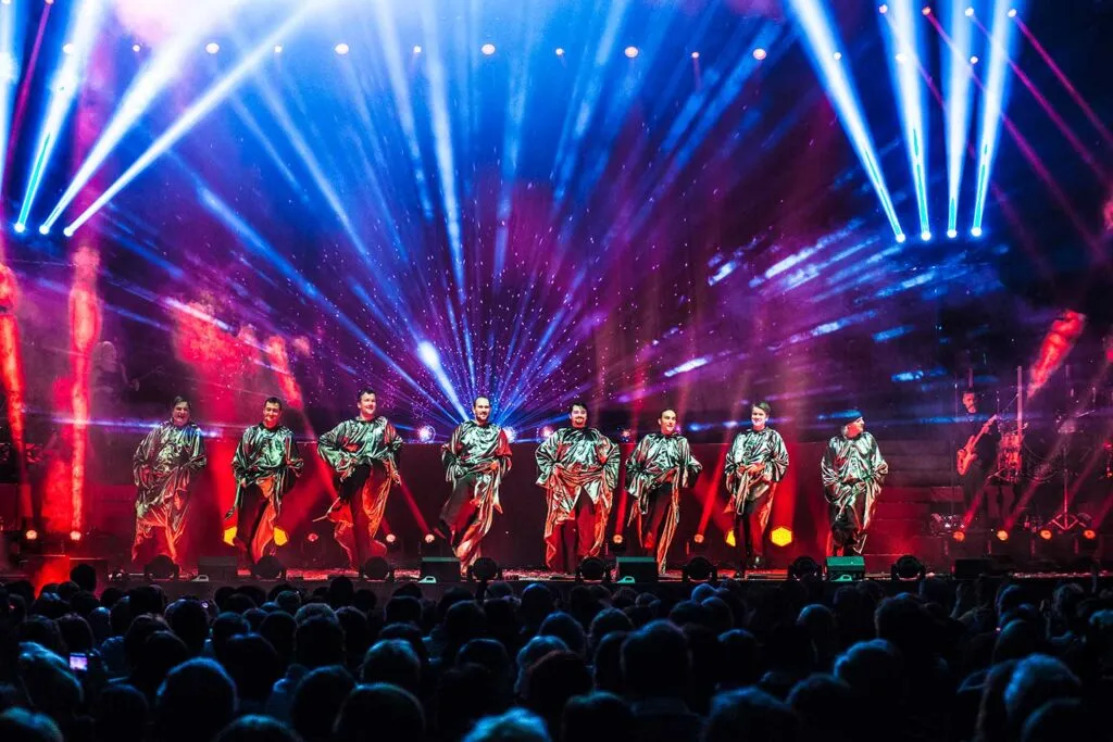 Zdjęcie Ile trwa koncert Gregorian? Czas trwania i unikalne doznania muzyczne