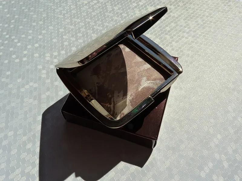 Zdjęcie Hourglass puder rozświetlający – idealny blask dla Twojej skóry