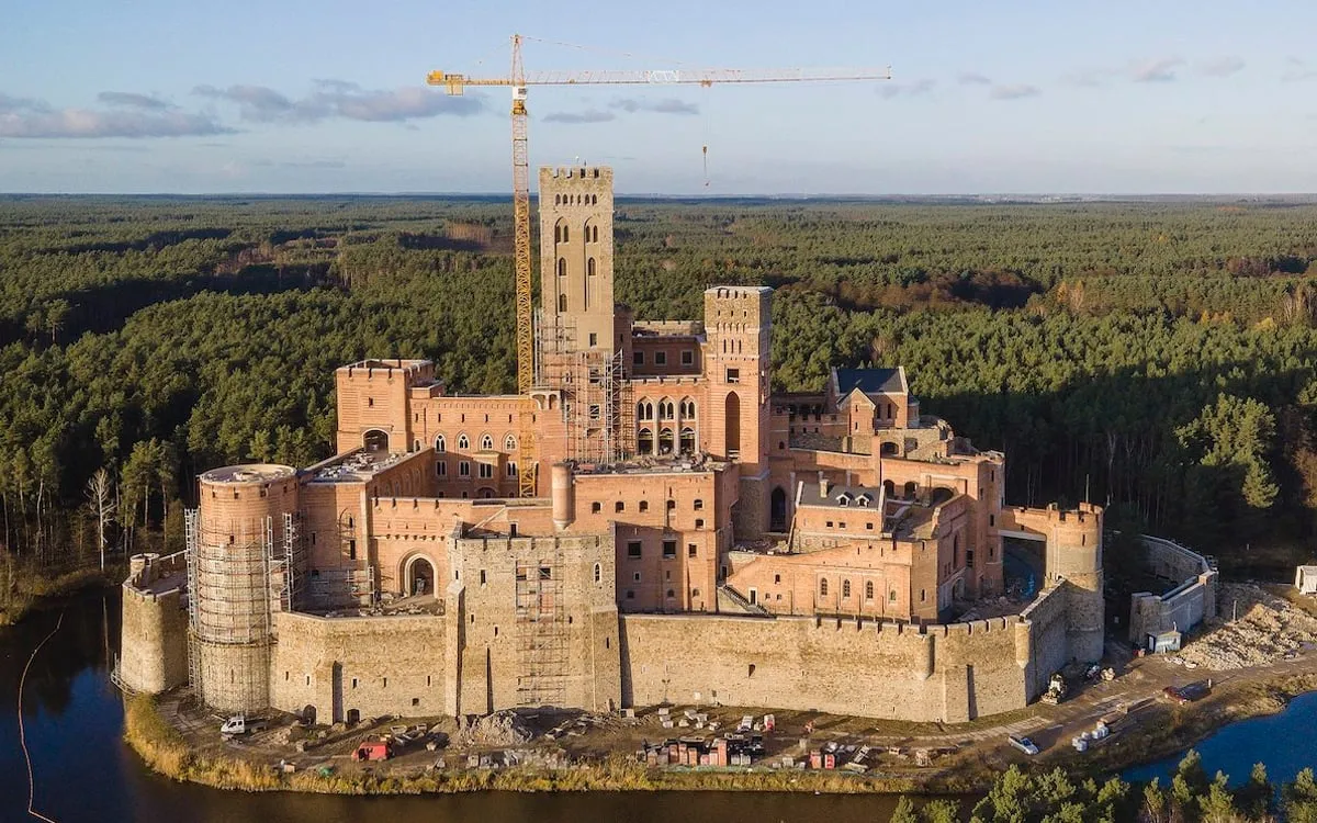 Zdjęcie Pałac w Puszczy Noteckiej: kontrowersje, historia i aktualny stan
