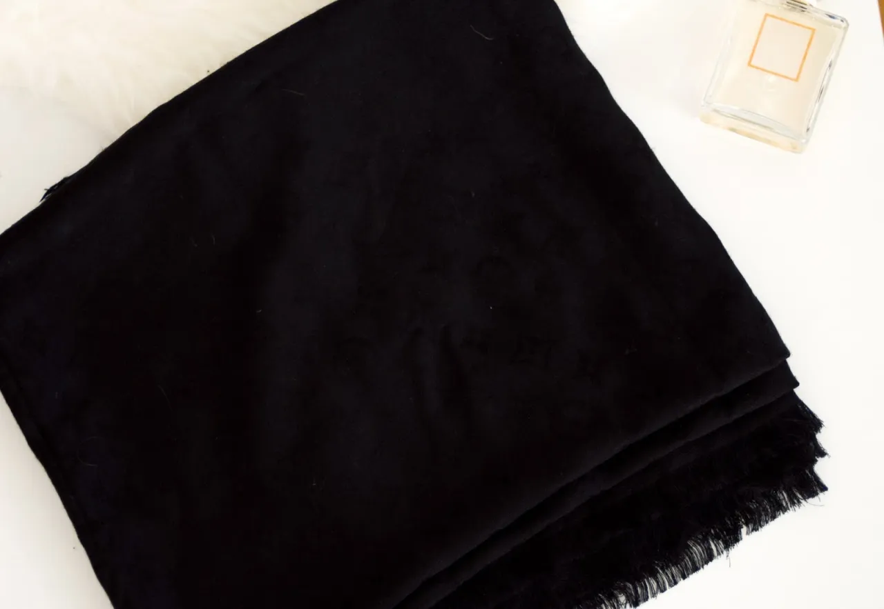 Zdjęcie Jak rozpoznać oryginał chusty Louis Vuitton i uniknąć podróbek