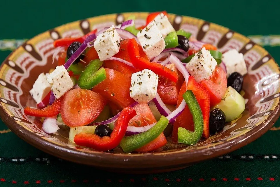 Zdjęcie Ile kcal ma sałatka grecka? Sprawdź, co naprawdę zawiera!