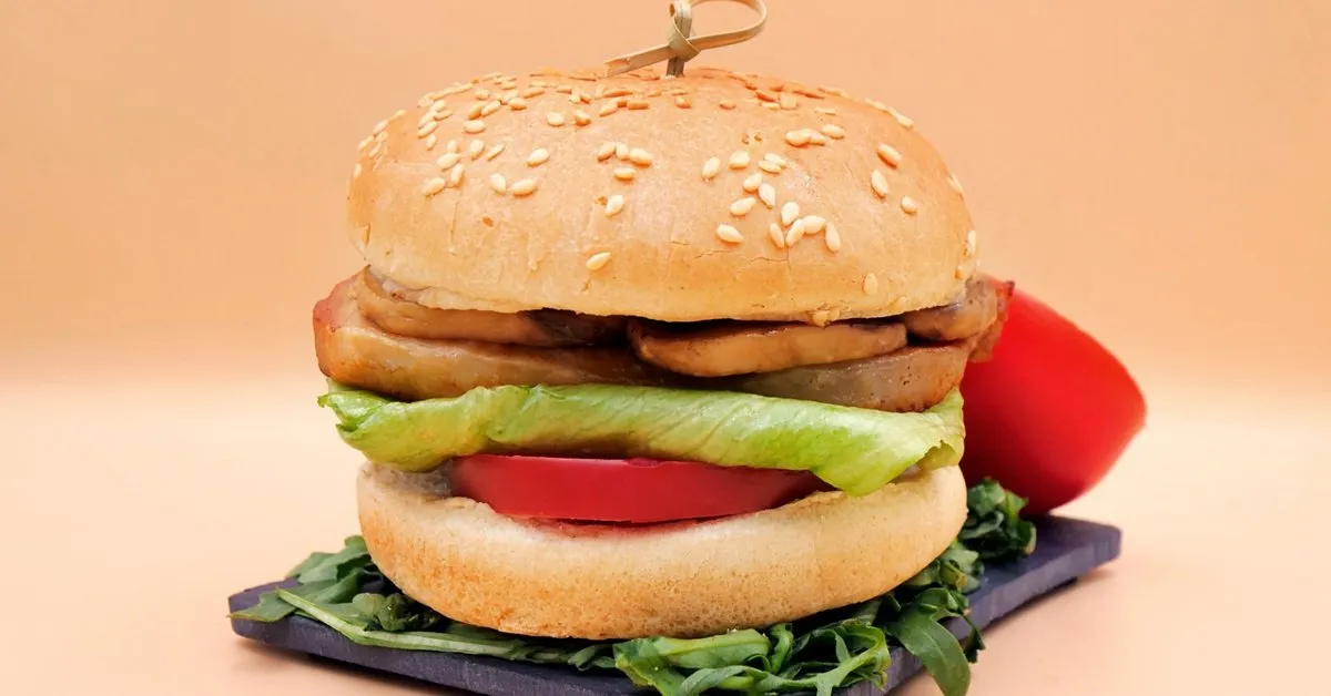 Zdjęcie Burger z czym? Odkryj najlepsze dodatki, które zaskoczą Twoje kubki smakowe
