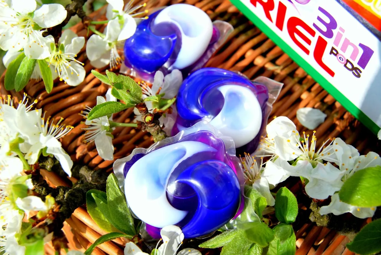 Zdjęcie Kapsułki Ariel czy Vizir – która opcja lepiej chroni kolory i usuwa plamy?