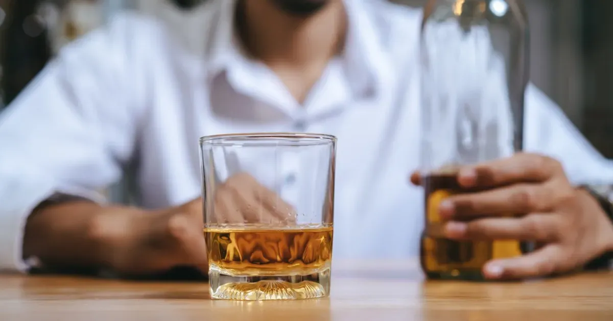 Zdjęcie Jaki alkohol na ból gardła? Sprawdź, co naprawdę działa na ulgę