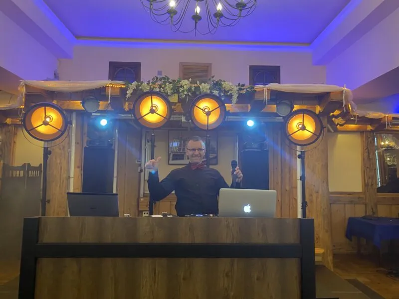 Zdjęcie Ile kosztuje DJ na imprezę? Ceny, które zaskoczą i pomogą w wyborze