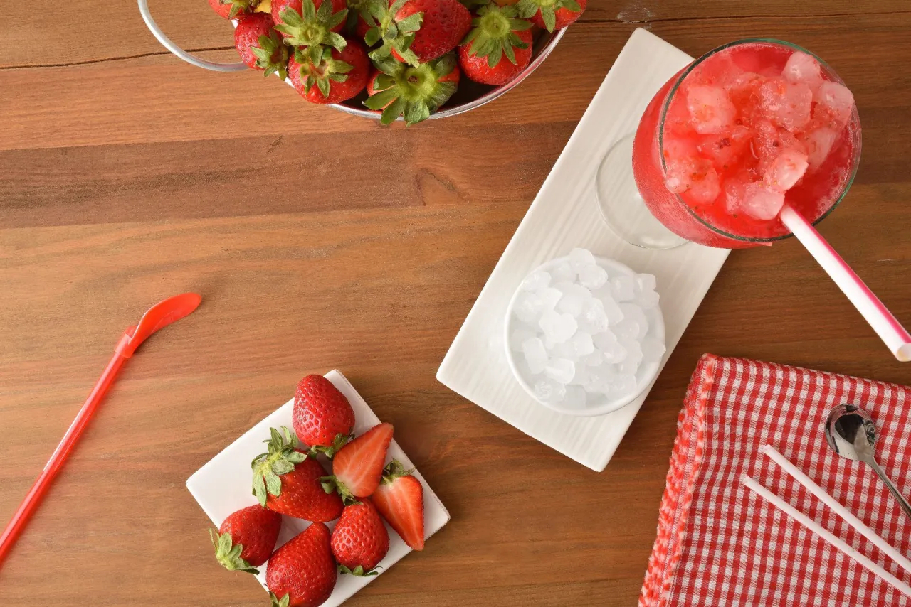 Zdjęcie Pyszny drink z mrożonych truskawek i wódki, który orzeźwia każdego