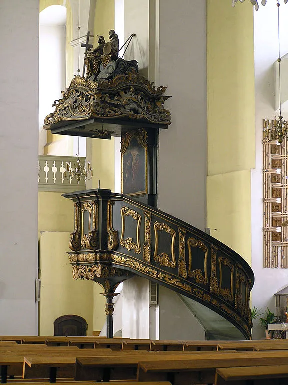 Zdjęcie Co to jest ambona w kościele? Definicja, funkcja i znaczenie w liturgii