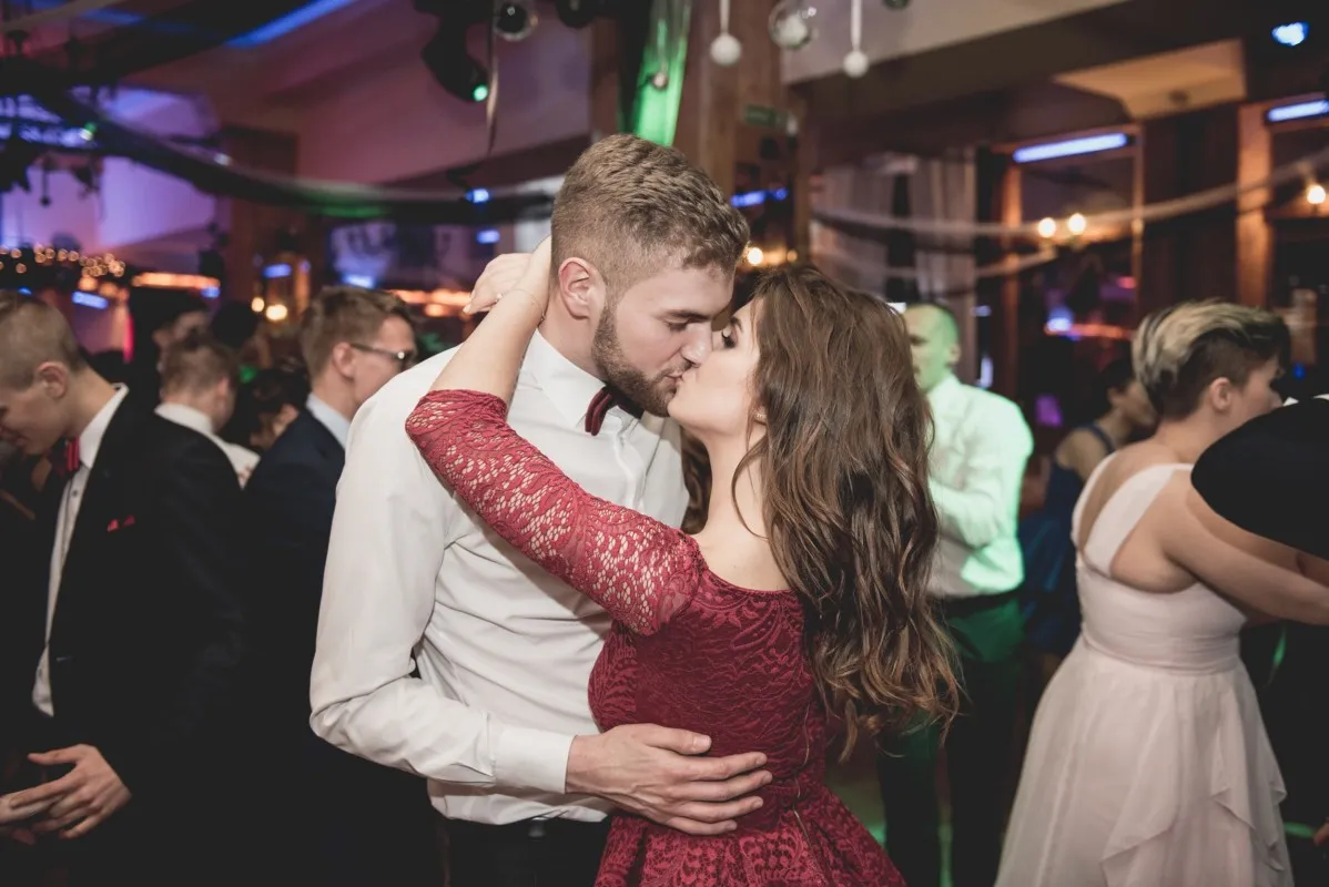 Zdjęcie Ile kosztuje fotograf na studniówkę? Sprawdź ceny i oferty!