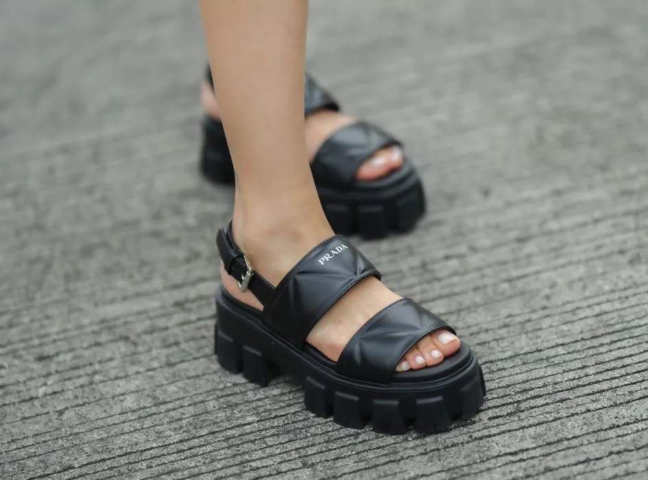Zdjęcie Jakie sandały są modne? Poznaj najnowsze trendy na lato 2025