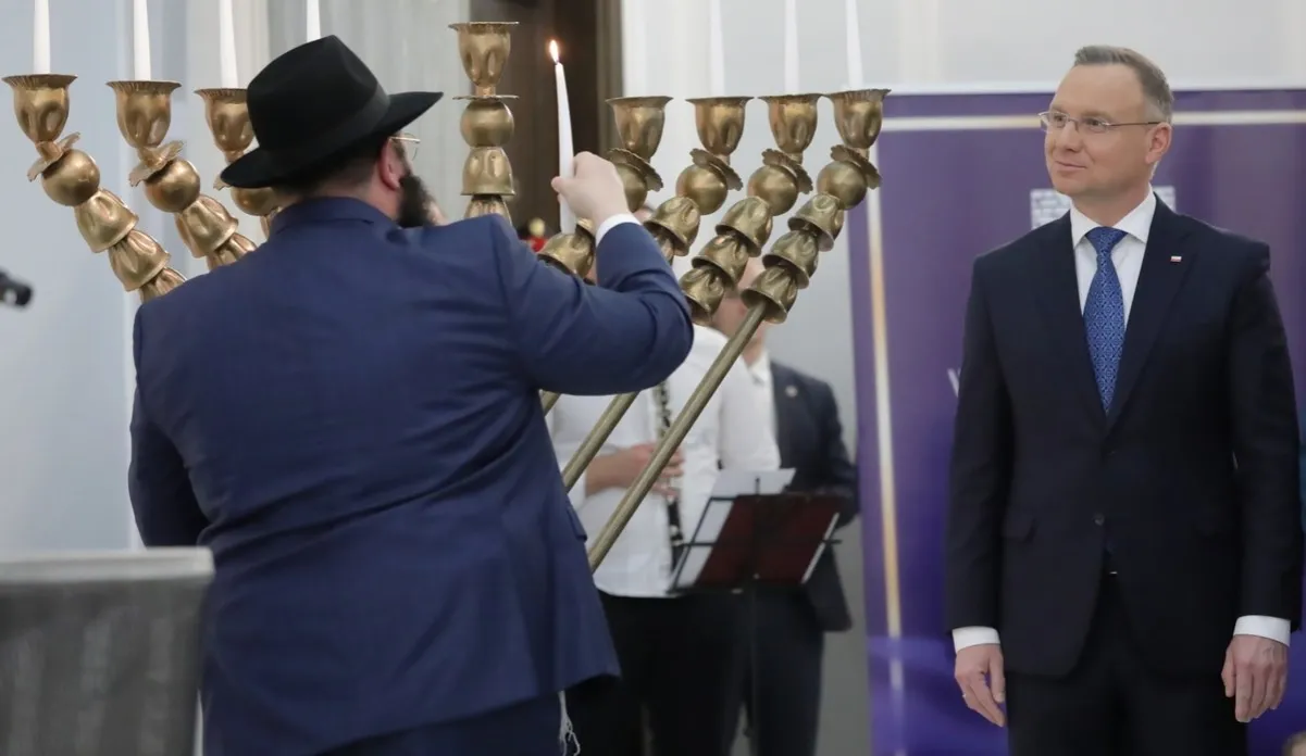 Zdjęcie Kto zgasił świece chanukowe w sejmie? Kontrowersyjny incydent wyjaśniony