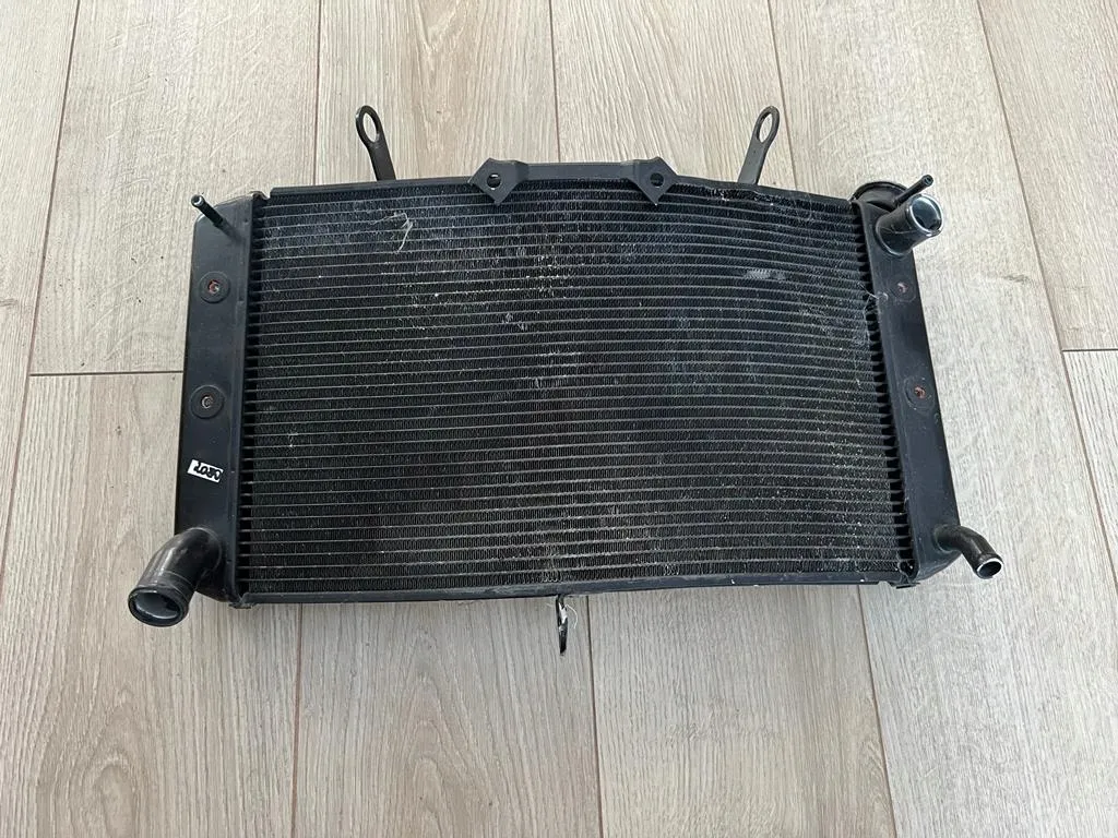 Zdjęcie Jaki płyn do chłodnicy Yamaha FZ6? Sprawdź najlepsze opcje i porady