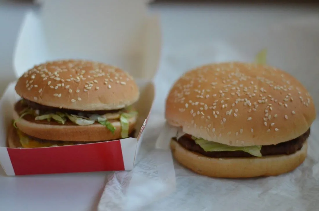 Zdjęcie Cheeseburger z McDonald's: ile kalorii ma naprawdę? Zaskakujące!