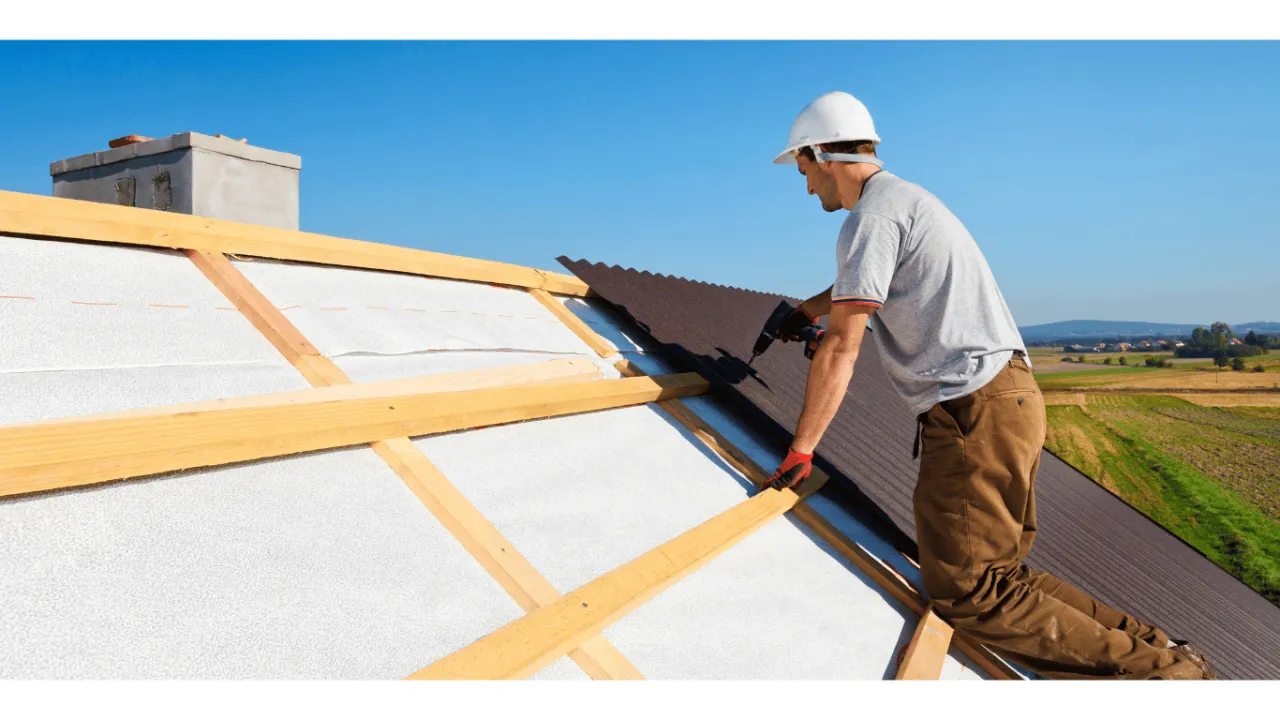 Zdjęcie Dekarz: kim jest? Poznaj rolę, zadania i zarobki fachowca